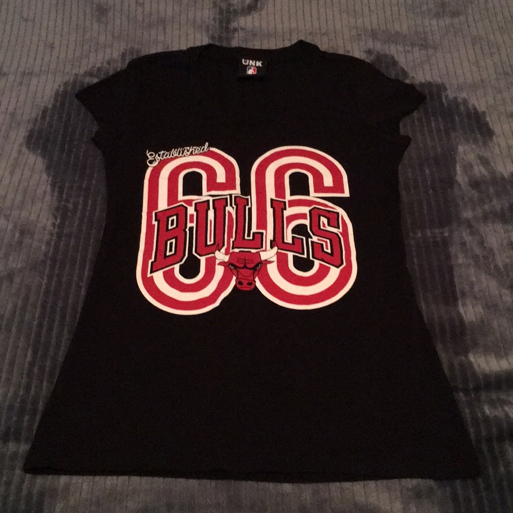 Excellent condition size small Chicago Bulls tee